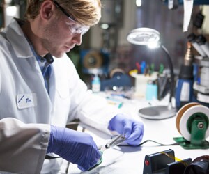 TE 科学家在研究材料科学项目